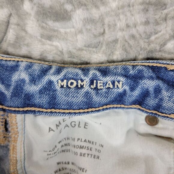 American Eagle Jeans Womens 4 Blue Mom Jean Denim Distressed Light Wash - Picture 9 of 16